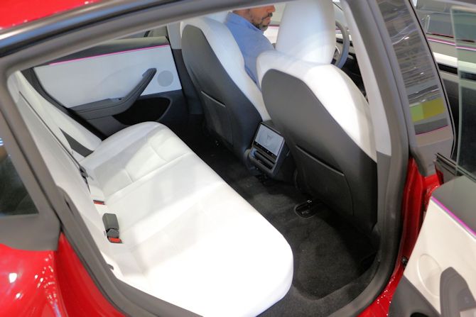 Photo 12 - Les sièges avant sont désormais ventilés, alors que les  passagers arrière profitent d'une banquette chauffante. - Tesla Model 3  restylée (2023). Infos, photos et prix de la berline électrique