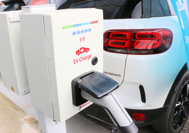 Voiture hybride rechargeable : 3 bonnes raisons de recharger régulièrement  sa batterie - Oovango