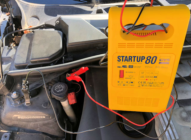 Comment recharger la batterie d'une voiture ?