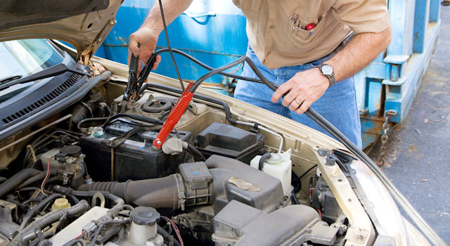 Comment recharger une batterie de voiture sans chargeur ?