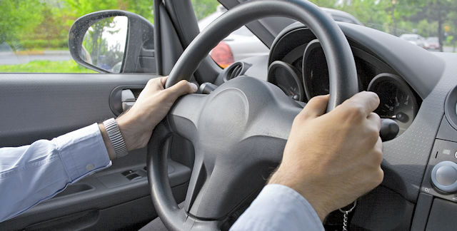 Conducteur Nerveux Poussant Le Klaxon De Voiture, Vue Rapprochée De La Main  Sur Le Volant