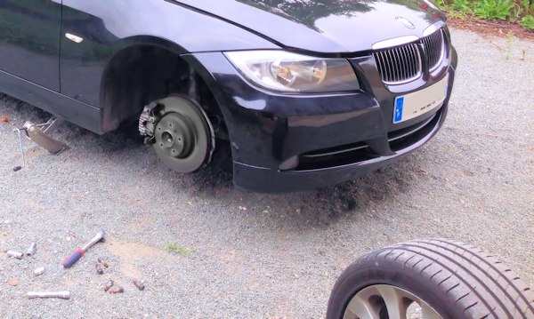 Changer facilement ses pneus de voiture à la maison 