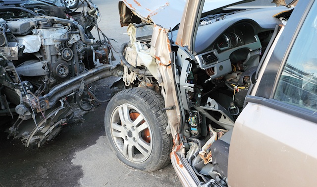 FAIRE CUIRE UN OEUF SUR UNE VOITURE ! CRASH TEST 