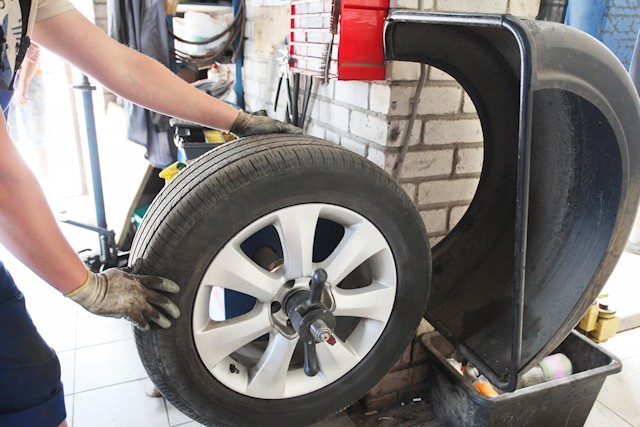 Réparation pneu + remplacement valve + équilibrage