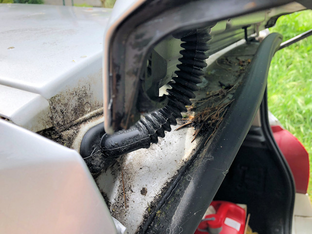 Comment réparer un trou et décoller des traces de peinture sur un feu  arrière de Renault Master 