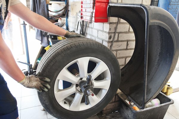 Changer facilement ses pneus de voiture à la maison 