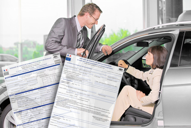 Un Modèle Papier D'une Voiture Avec La Lettre T Dessus