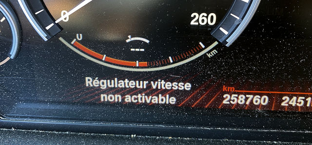 La Main Appuie Sur Le Bouton Du Régulateur De Vitesse Sur Le Volant.